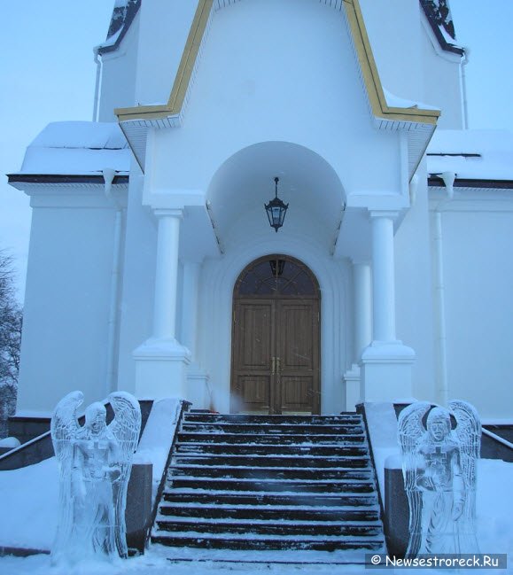 У входа в храм установили двух ледяных ангелов.