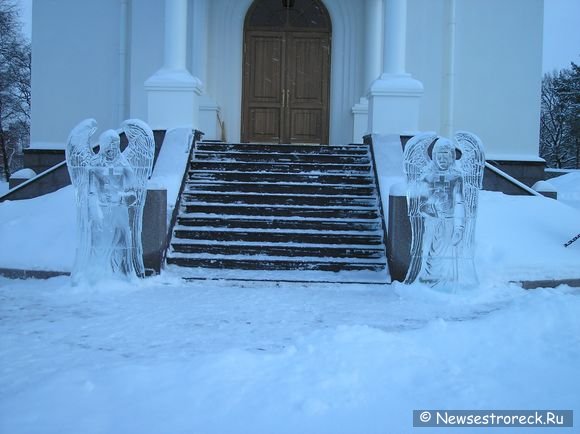 У входа в храм установили двух ледяных ангелов.