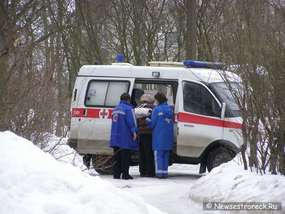 Женщина поскользнулась и сломала руку