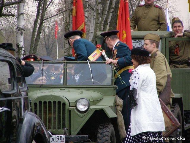 Праздничное шествие и церемония возложения венков.  9 мая 2010 Сестрорецк.