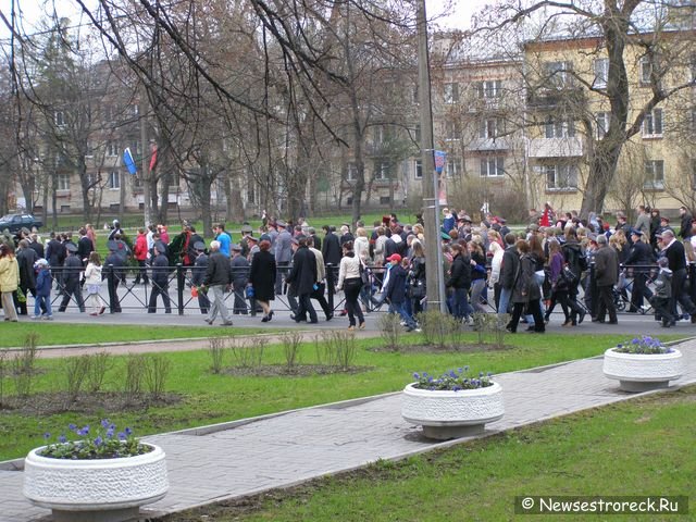 Праздничное шествие и церемония возложения венков.  9 мая 2010 Сестрорецк.