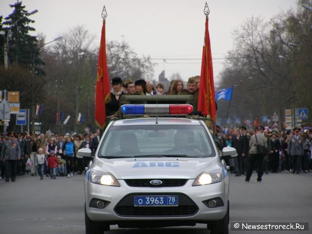 Праздничное шествие и церемония возложения венков.  9 мая 2010 Сестрорецк.