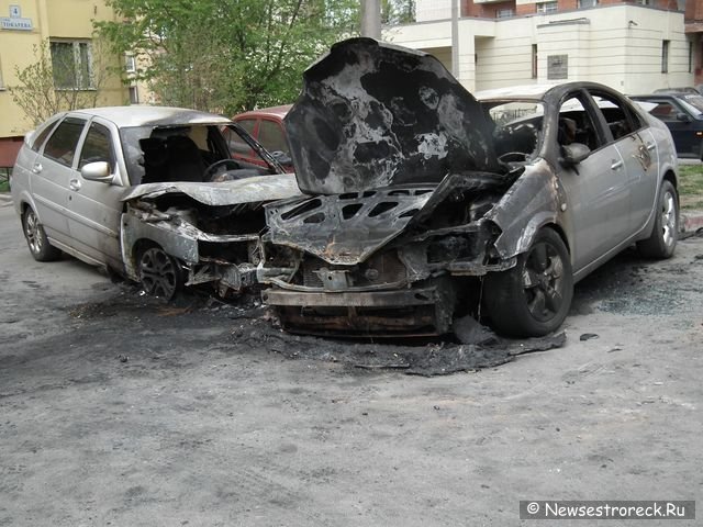 В Сестрорецке сгорели сразу три автомобиля