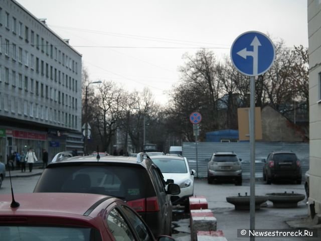 Закрыли проезд около здания полиции на ул. Володарского 7/9