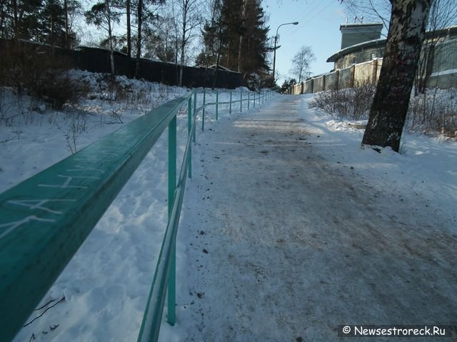 В Курорте на мосту установили перила