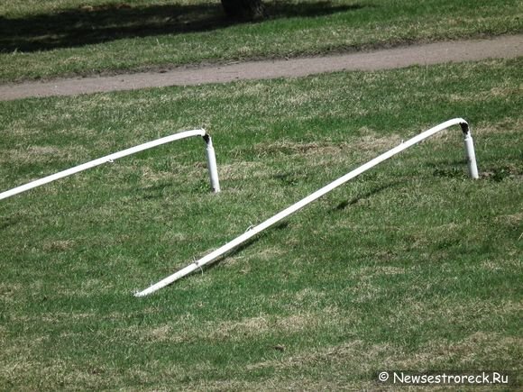 В сквере пограничников сломали флагштоки 