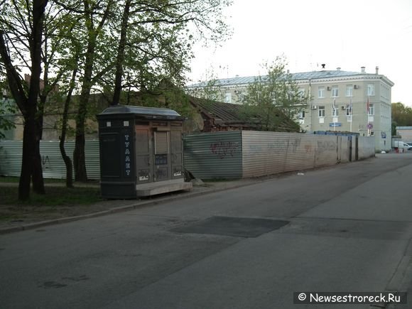 Вдруг, откуда ни возьмись, появился...  ТУАЛЕТ