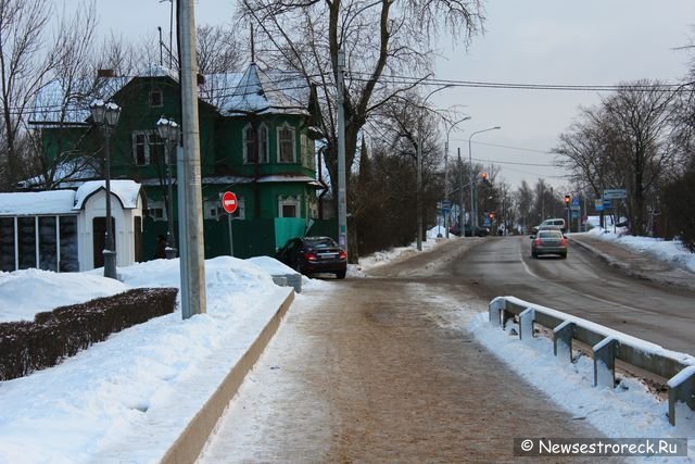 Лихач протаранил забор около Храма Петра и Павла