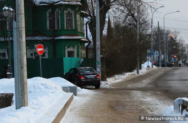 Лихач протаранил забор около Храма Петра и Павла