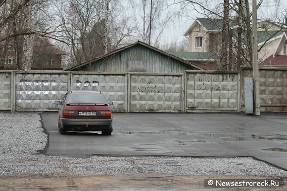 У дома №6 по ул.Воскова организовали площадку для иличной торговли У дома №6 по ул.Воскова организовали площадку для иличной торговли