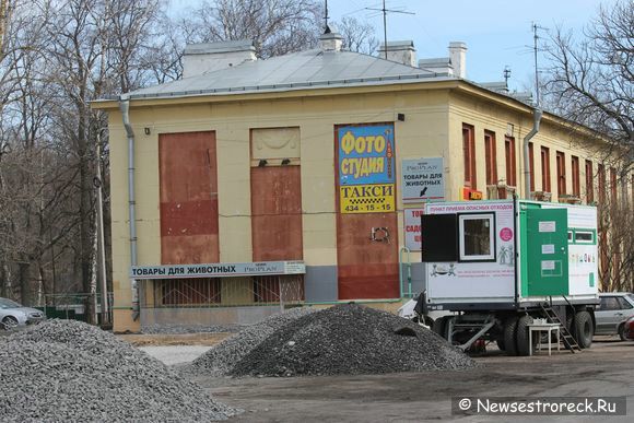 У дома №6 по ул.Воскова организовали площадку для иличной торговли У дома №6 по ул.Воскова организовали площадку для иличной торговли