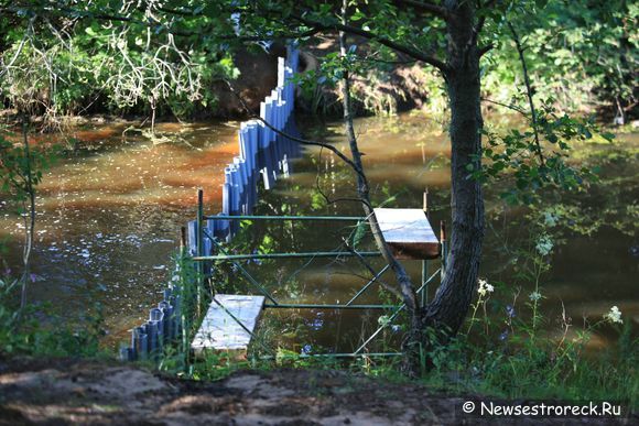 В р.Сестра вбивают шпунтовые сваи В р.Сестра вбивают шпунтовые сваи