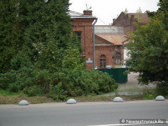 У завода им.Воскова убрали часть забора