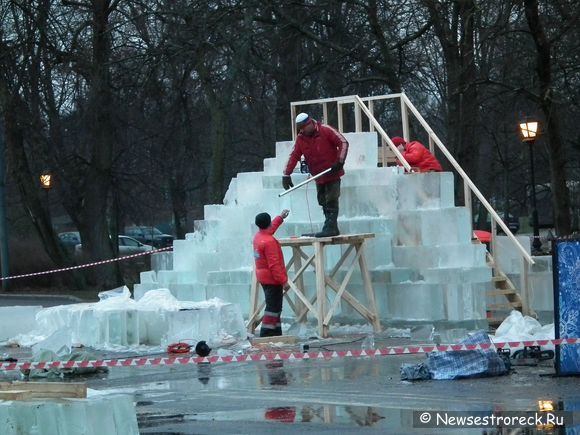 На площади началось строительство Ледового городка