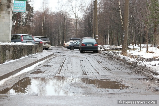 Состояние дорожного покрытия во дворах на ул.Токарева и Приморского шоссе