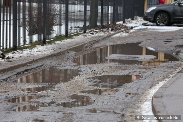 Состояние дорожного покрытия во дворах на ул.Токарева и Приморского шоссе