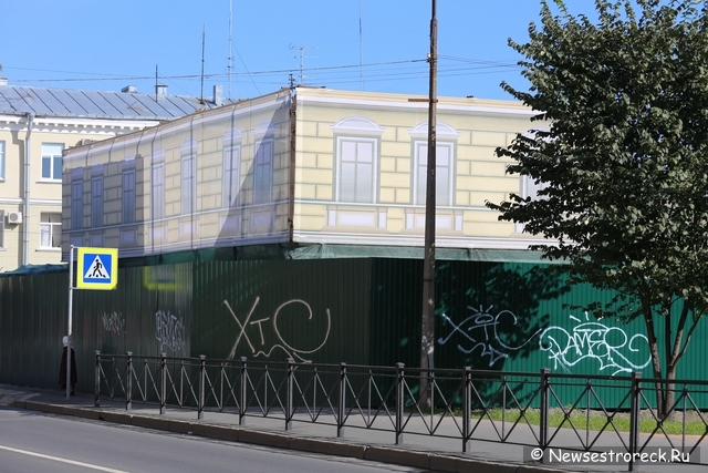 Вандалы разрисовали забор на ул.Володарского д.5а