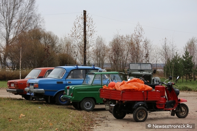 В Сестрорецке открылась выставка автомобилей и мотоциклов времен СССР