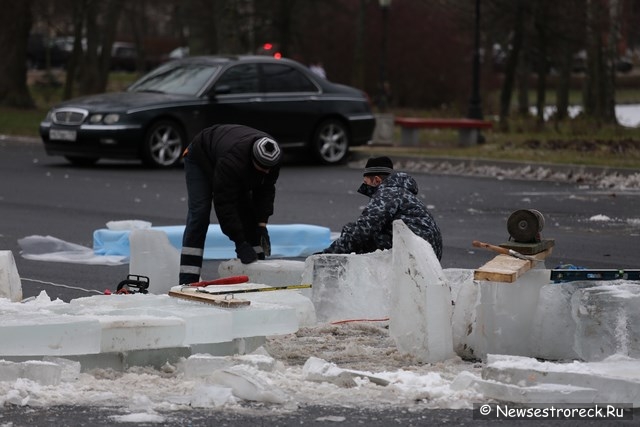 На площади Свободы начали возводить ледяной городок