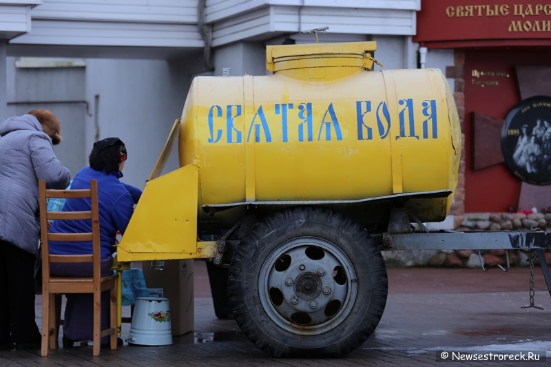 В Сестрорецке Крещение отметили крестным ходом и массовым купанием