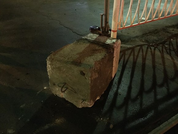 В Сестрорецке автомобиль снес шлагбаум на железнодорожном переезде В Сестрорецке автомобиль снес шлагбаум на железнодорожном переезде