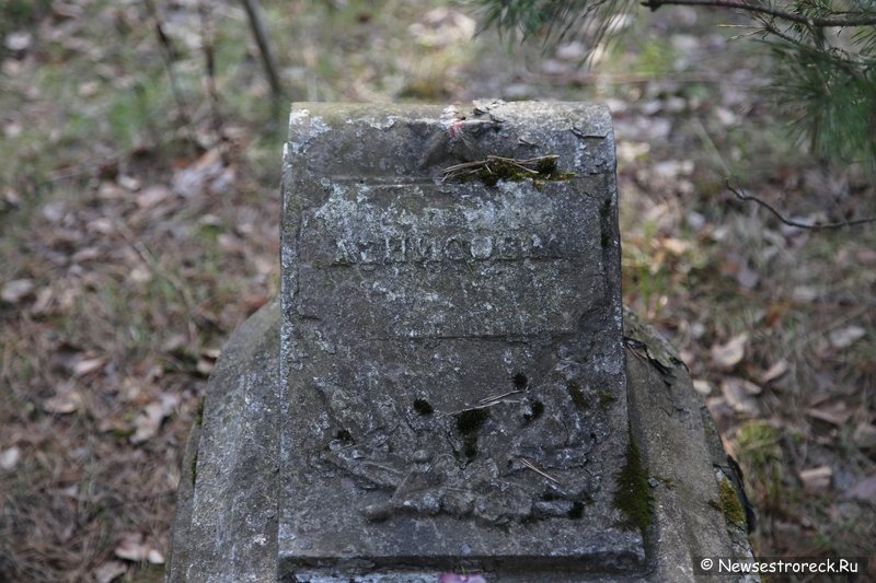 Могилы погибших на воскреснике 1-го августа 1920 года