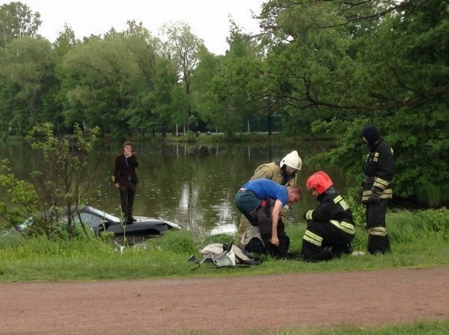 В Сестрорецке Porsche нырнул в озеро Разлив