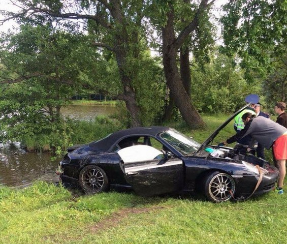 В Сестрорецке Porsche нырнул в озеро Разлив