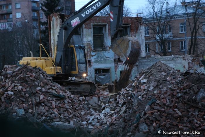 В Сестрорецке ломают дом купца Михаила Леонтьева