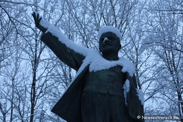 На территории музея "Шалаш" установили новый памятник Ленину