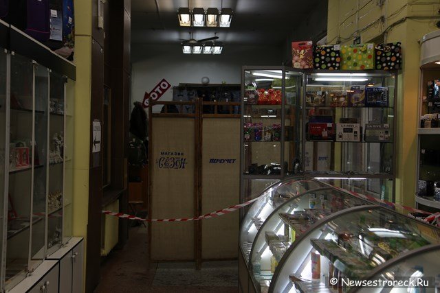 В Сестрорецке ограблен ювелирный магазин "Golden Dream" В Сестрорецке ограблен ювелирный магазин "Golden Dream"