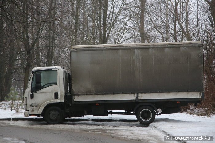 На Приморском шоссе 272 тушили автомобиль ISUZU