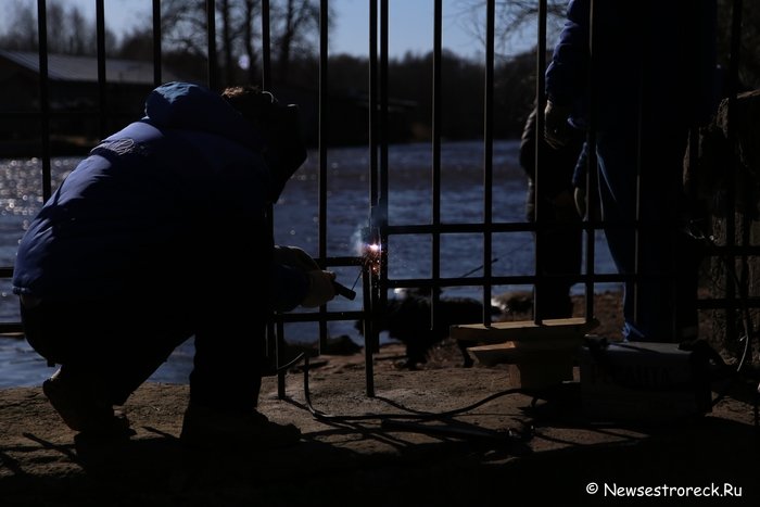 В «Дубках» не заварили лаз в заборе, а сделали калитку