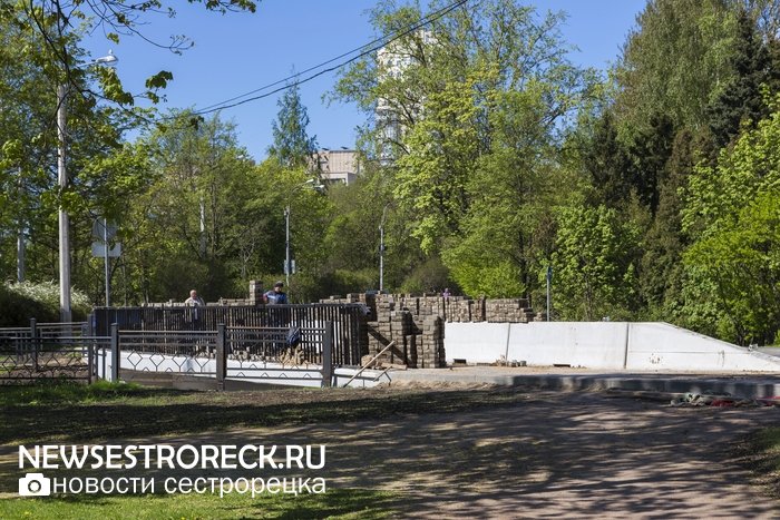 Рабочие перекладывают "пляшущую" плитку на мосту через р. Малая Сестра