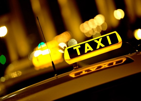 Трое пьяных мужчин изуродовали машину такси на 60 тысяч рублей